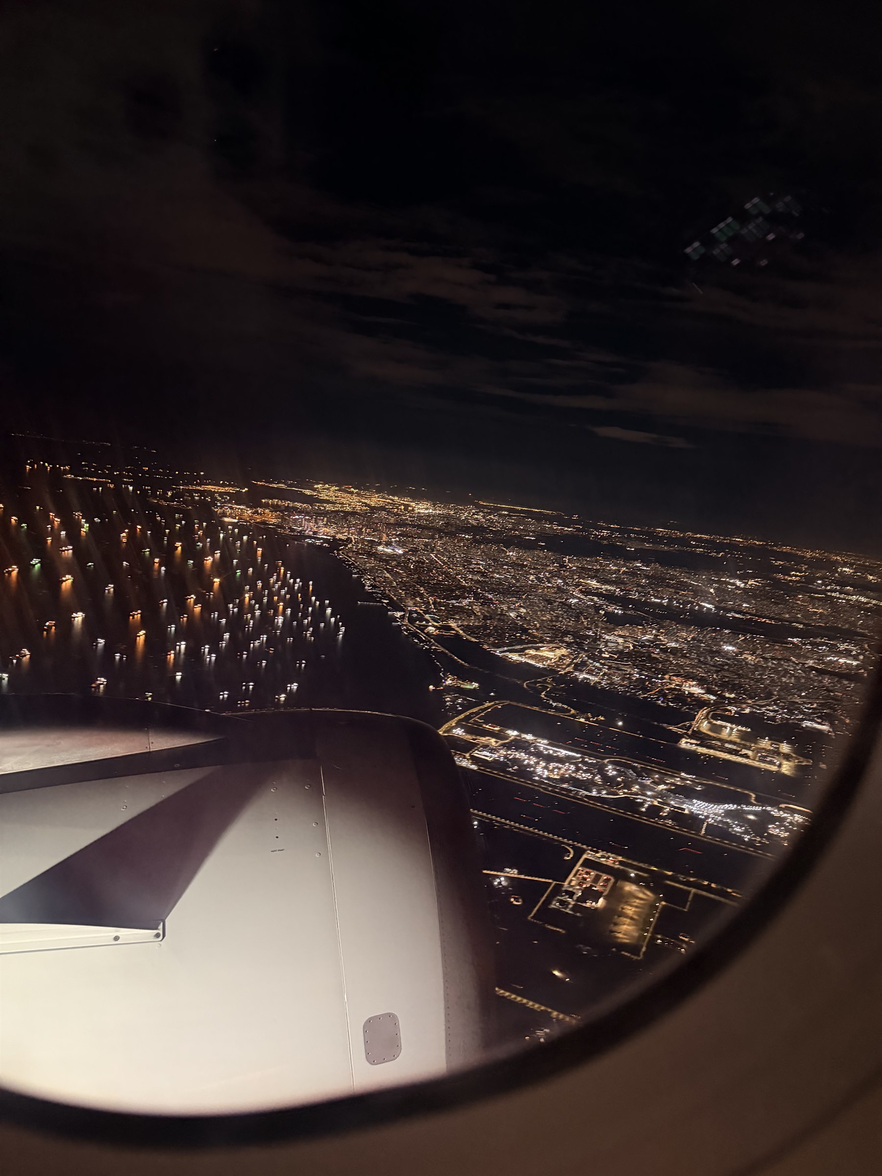 飞机舷窗外的城市夜景