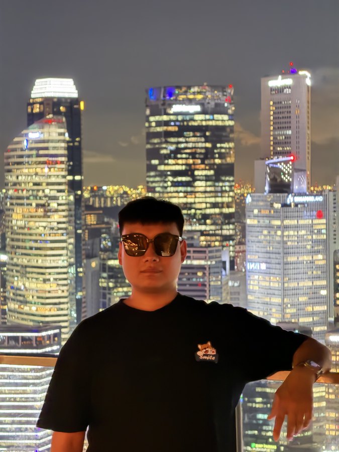 夜幕城市前的黑衣自拍