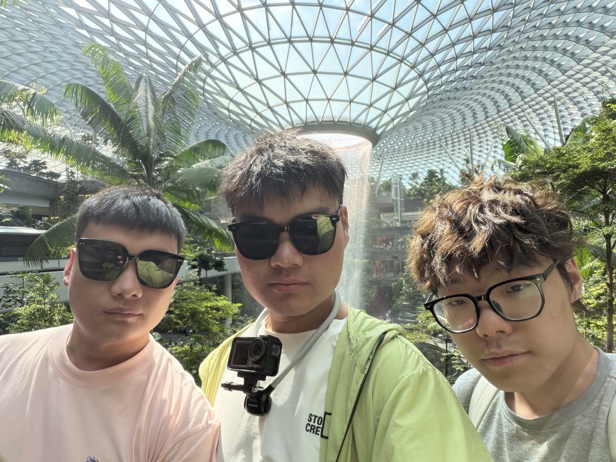 机场瀑布前的三人合影