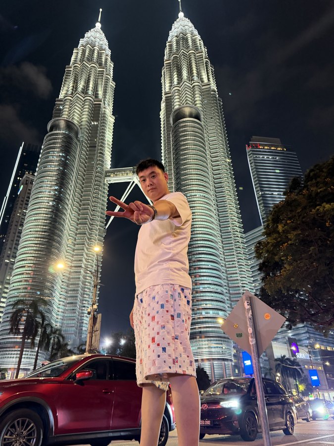 双子塔夜色下的人像