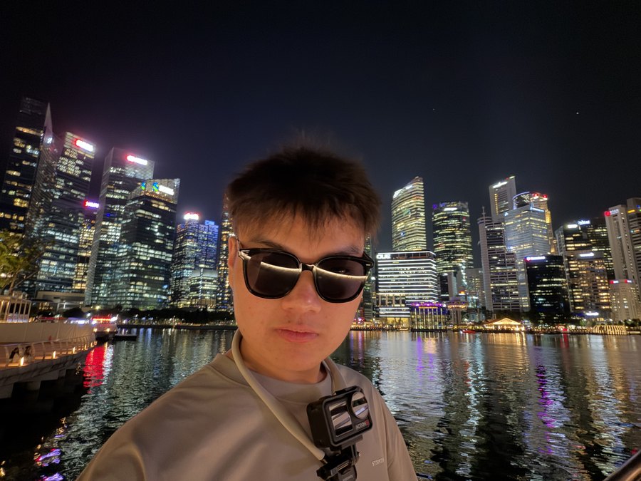 海湾夜色前的自拍